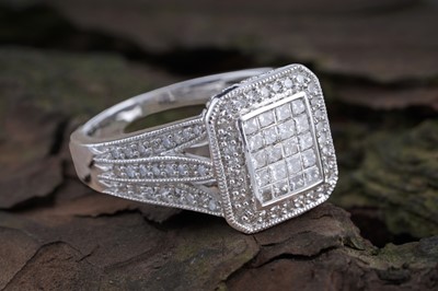 Lot 169 - A contemporary pavé set diamond ring