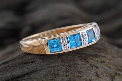 Lot 172 - A contemporary London blue topaz and diamond ring