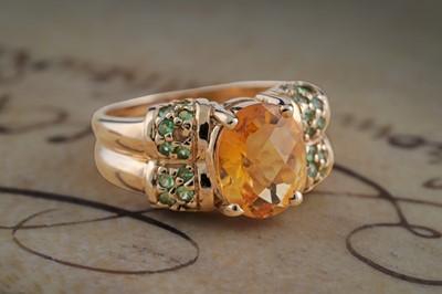 Lot 173 - A contemporary citrine and green spinel dress ring