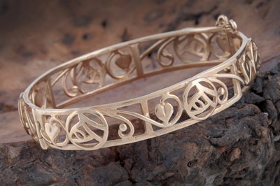 Lot 174 - A contemporary 9ct gold Charles Rennie Mackintosh inspired bangle