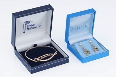 Lot 175 - A contemporary 9ct gold Charles Rennie Mackintosh inspired bangle and earrings