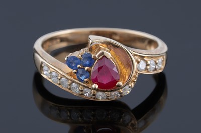 Lot 176 - A sapphire, ruby, and diamond ring