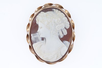Lot 177 - A modern carved cameo brooch depicting the Greek mythological muse Erato