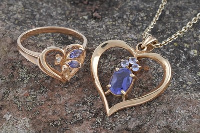 Lot 180 - A tanzanite cabochon and amethyst love heart pendant, and heart-shaped ring