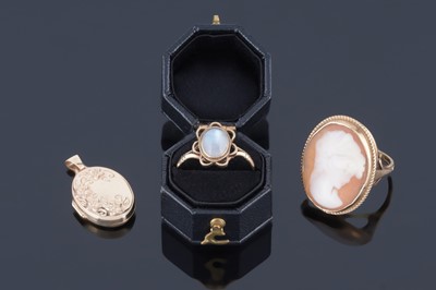 Lot 182 - A modern 9ct gold and carved cameo ring; a moonstone ring; and a 9ct gold locket