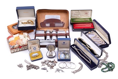 Lot 190 - 20th Century silver and costume jewellery and watches