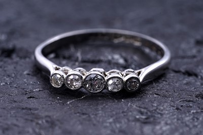 Lot 264 - An early 20th Century five stone diamond ring