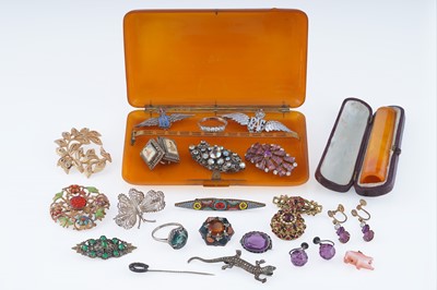 Lot 284 - Early 20th Century costume jewellery, including a silver and marcasite lizard brooch