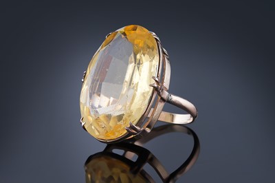 Lot 233 - An Edwardian yellow paste cocktail ring