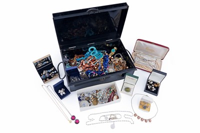 Lot 285 - A large collection of early 20th Century and later costume jewellery