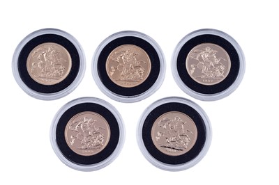 Lot 172 - Hattons of London Queen Elizabeth II five portraits gold sovereign set