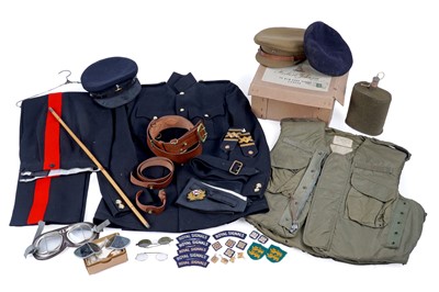 Lot 499 - A collection of militaria