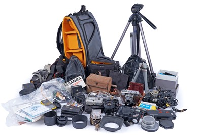 Lot 520 - A collection of photography equipment, cameras and camera accessories