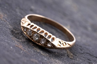 Lot 269 - An Edwardian five stone diamond ring