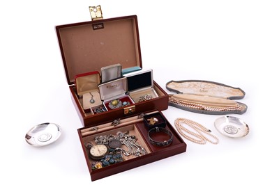 Lot 286 - Gold and costume jewellery, including a 9ct gold cameo pendant