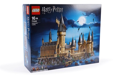 Lot 555 - Boxed Lego kit 71043 ‘Hogwarts Castle’