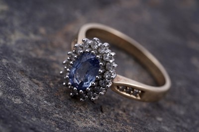 Lot 273 - A sapphire and diamond ring