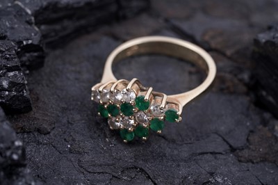 Lot 275 - A 20th Century emerald and diamond ring
