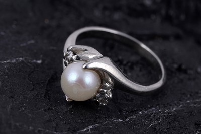 Lot 113 - A modern cultured pearl and diamond ring