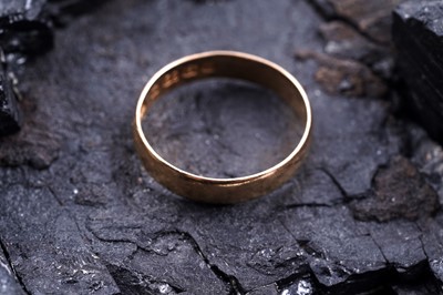 Lot 199 - An Edwardian 22ct gold wedding band