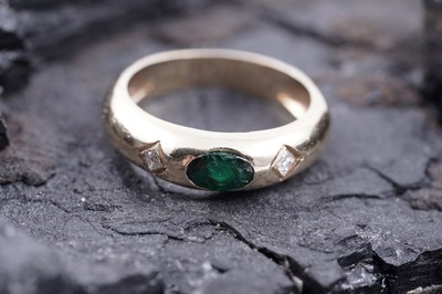 Lot 153 - A contemporary emerald and diamond ring