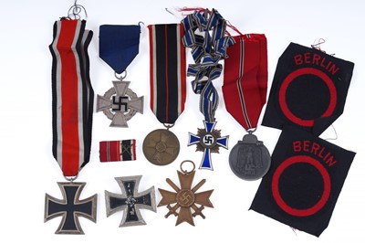 Lot 481 - A collection cloth shoulder badges and other militaria