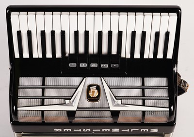 Lot 5 - A Weltmeister Amigo 80 bass accordion