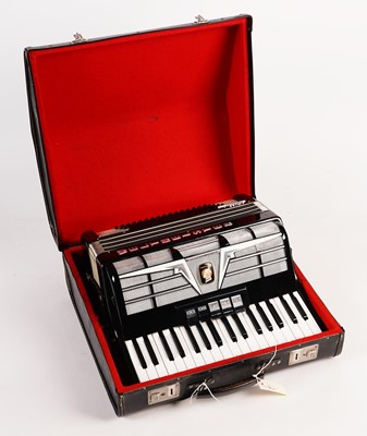 Lot 5 - A Weltmeister Amigo 80 bass accordion