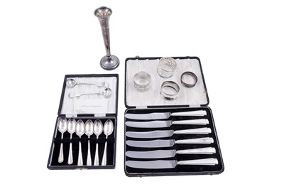 Lot 330 - A collection of silver, including a cased set of silver handled tea knives