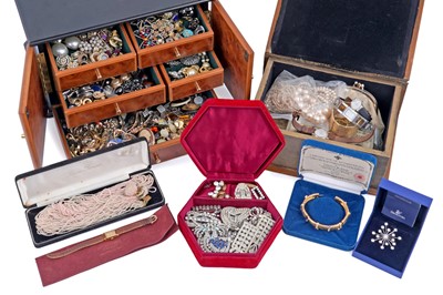 Lot 147 - A collection of 20th Century costume jewellery, including: statement ear clips; and Art Deco items