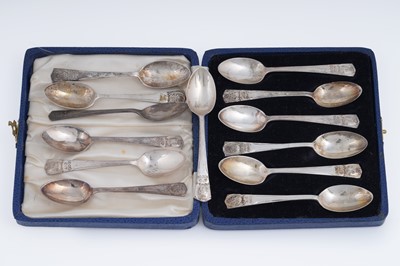Lot 247 - A set of thirteen George V Silver Jubilee 1910-1935 commemorative teaspoons