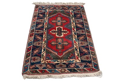 Lot 142 - A 20th Century hand-knotted Turkish woollen rug