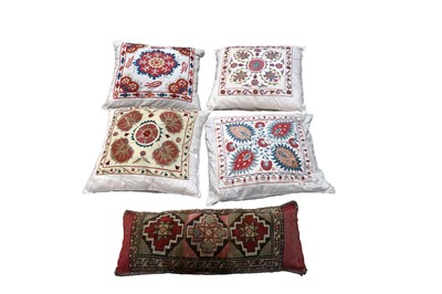 Lot 212 - A collection of five cushions