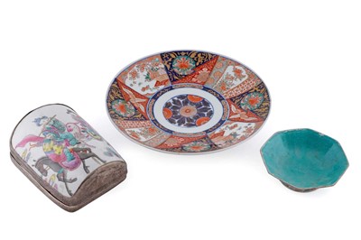 Lot 346 - An early 20th Century Japanese Imari pattern charger; and two other items