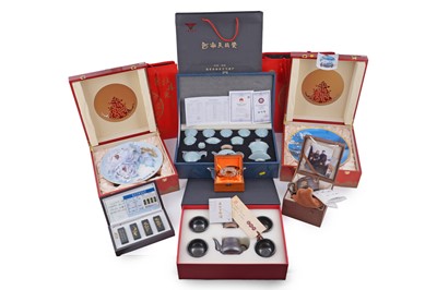 Lot 345 - A selection of modern boxed Chinese ceramics