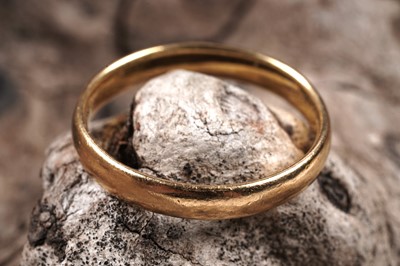 Lot 32 - A 22ct gold wedding band