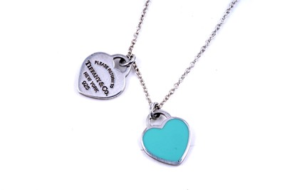 Lot 129 - A Tiffany & Co silver double heart "Please return to Tiffany" tag pendant