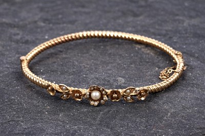 Lot 71 - An early 20th Century seed-pearl hinged bangle