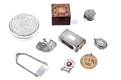 Lot 30 - Victorian and later jewellery and collectors' items