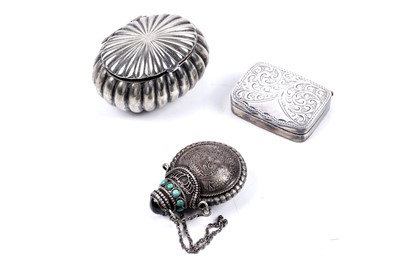 Lot 259 - A Tibetan snuff bottle; and two boxes