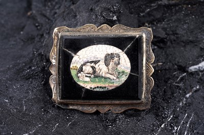 Lot 104 - A 19th Century Grand Tour micromosaic brooch