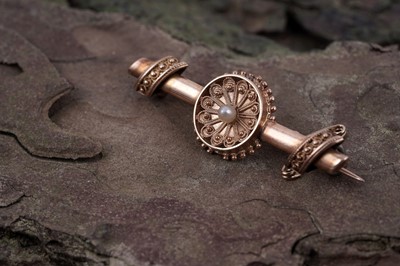 Lot 133 - A Victorian Etruscan Revival gold bar brooch