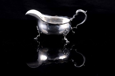 Lot 212 - An Edwardian silver sauce boat