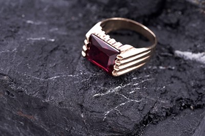 Lot 123 - A synthetic ruby signet ring