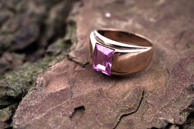 Lot 124 - A 20th Century Modern synthetic pink sapphire ring