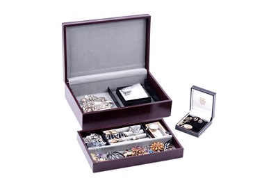 Lot 151 - A jewellery box and a selection of gold and costume jewellery