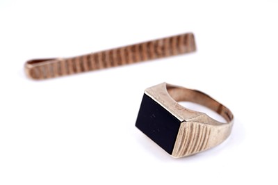 Lot 148 - A 1960s gentlemans 9ct gold tie clip; and signet ring
