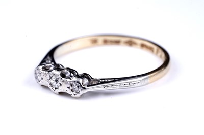 Lot 136 - An early 20th Century three stone diamond ring