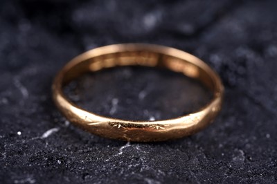 Lot 140 - A 1950s 22ct gold wedding band