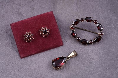 Lot 13 - Garnet set jewellery on 9ct gold